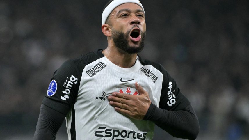 Atacante holandês do Corinthians, #10 Memphis Depay, comemora após marcar durante a partida da fase de grupos da Copa Sudamericana entre o Corinthians do Brasil e o América de Cali da Colômbia no estádio Neo Quimica Arena em São Paulo, Brasil, em 6 de maio de 2025. (Foto: NELSON ALMEIDA / AFP) (Foto: NELSON ALMEIDA/AFP via Getty Images) (NELSON ALMEIDA/Getty Images)