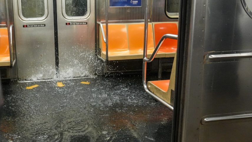 Chuvas torrenciais causaram inundações em várias estações de metrô da cidade de Nova York, nos Estados Unidos. 31/07/2025 (Foto: Selcuk Acar /Anadolu/Getty Images)