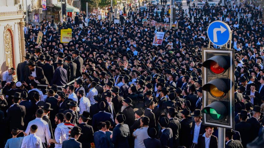 Manifestantes judeus ultraortodoxos protestam contra o alistamento militar em Israel, em Jerusalém (Foto: Menahem Kahana - 7.ago.25/AFP)