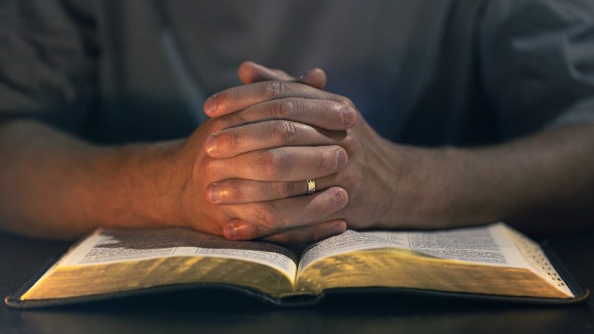 Ao orar, áreas cerebrais associadas à empatia, compaixão e amor, como o córtex pré-frontal e o sistema límbico, são ativadas e fortalecidas, gerando mais calma, foco e resiliência. (Foto: Freepik)