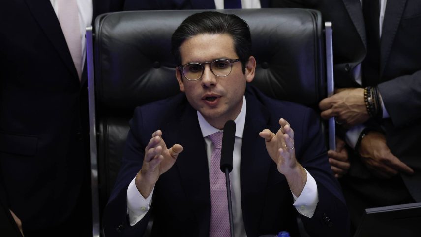 Presidente da Câmara dos Deputados, Hugo Motta (Republicanos-PB), ao reassumir o plenário após motim (Foto: Pedro Ladeira/Folhapress)
