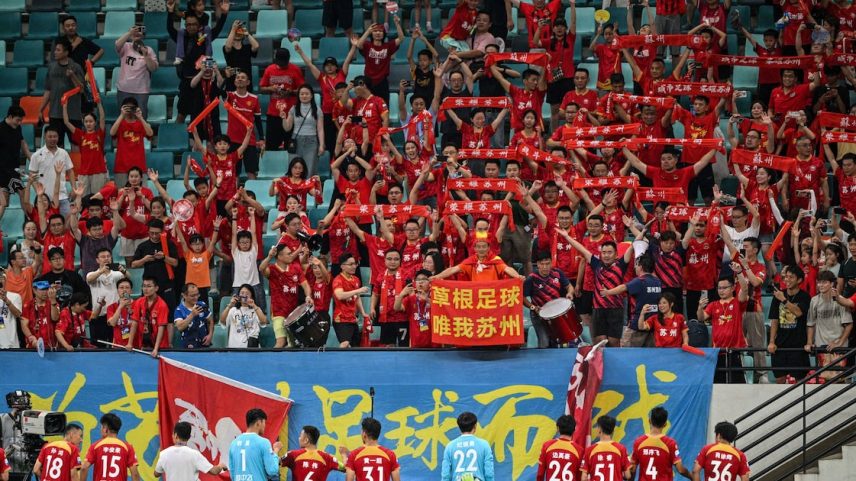 Liga de futebol amador atrai multidões na China (Foto: Hector Retamal/AFP)