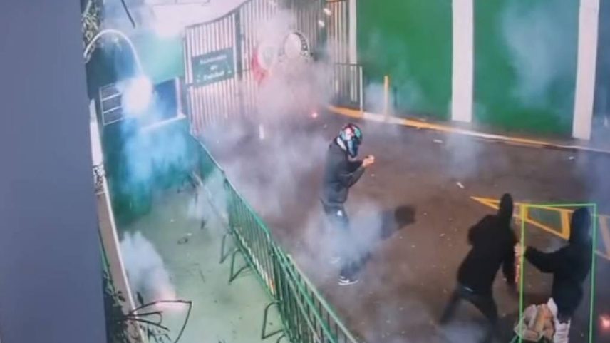 Grupo ataca CT do Palmeiras com bombas e rojões (Foto: Reprodução/Instagram)