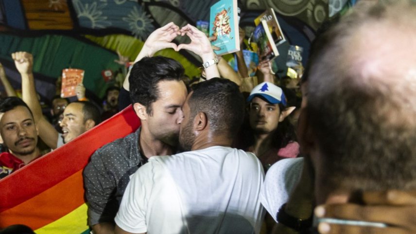 Após censura a livro com beijo gay, visitantes da Bienal fazem 'beijaço' (Foto: Hermes de Paula / Agencia O Globo)