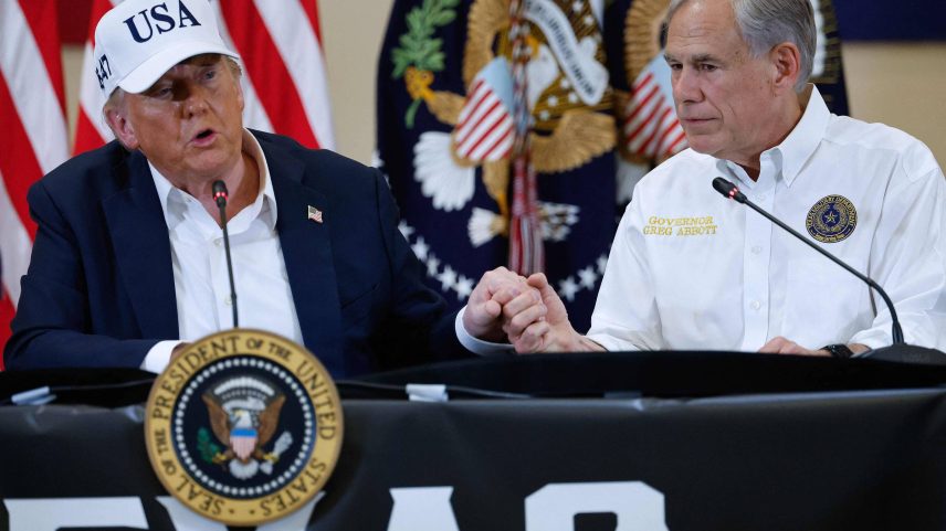 O presidente dos Estados Unidos, Donald Trump, com o governador do Texas, Greg Abbott, em entrevista após as enchentes no estado (Foto: Chip Somodevilla - 11.jul.25/Getty Images via AFP)