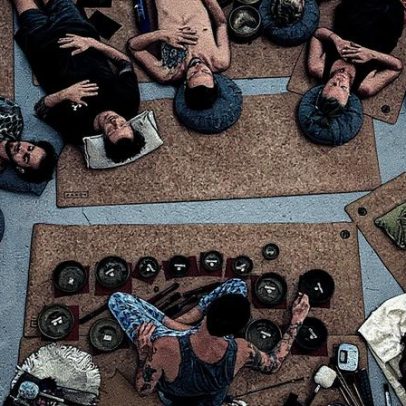 Terapia do som utiliza vibrações e instrumentos para promover relaxamento profundo