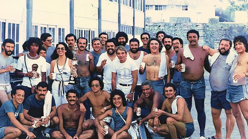 Foto de um encontro com artistas e executivos da indústria fonográfica no início dos anos 80 (Foto: Reprodução)