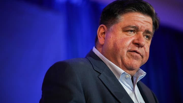O governador de Illinois, JB Pritzker, fala no Jantar McIntyre-Shaheen do Partido Democrata de New Hampshire em Manchester, New Hampshire, EUA, em 27 de abril de 2025. (Foto: Sophie Park | Reuters)
