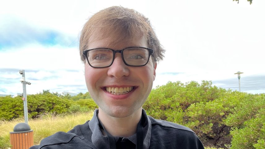 Matt Deitke com seu novo uniforme da Meta (Foto: Reprodução/X)