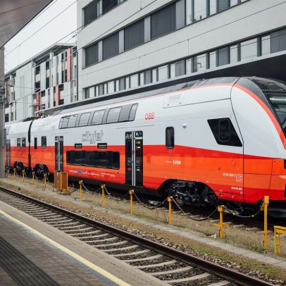 Homem se pendura em trem de alta velocidade na Áustria após perder embarque