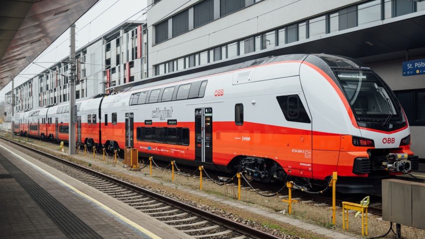 Homem se pendurou do lado de fora de trem de alta velocidade ao perder o embarque, na estação de Sankt Pölten, na Áustria (Foto: Ferrovia Federal Austríaca (ÖBB) / Reprodução)