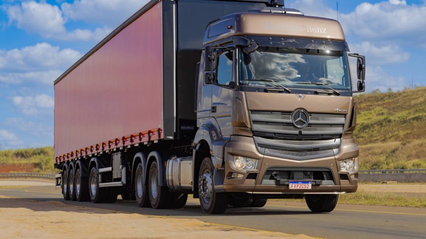 Mercedes-Benz Axor 2025 traz recursos de monitoramento do veículo e da forma como é conduzido (Foto: Divulgação)