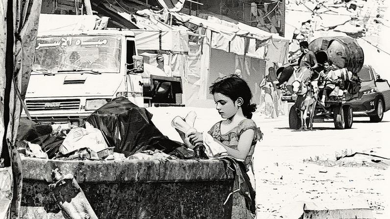 Menina revira lixo no bairro de Sheikh Radwan, na Cidade de Gaza, em meio a ofensiva de Israel nos arredores da cidade em 24 de agosto de 2025 (Foto: Omar al-Qattaa/AFP)