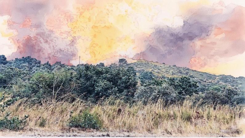 Um monte em chamas na localidade de Las Médulas, na comarca leonesa de El Bierzo, este lunes. (Foto: David Voces Olego - EFE)