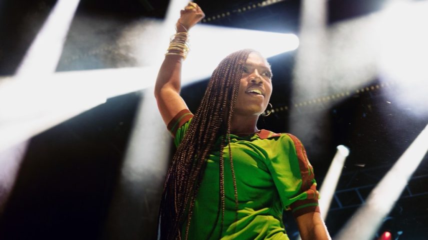 Osheaga tem um talento para contratar estrelas em ascensão no momento em que elas explodem. No ano passado, foi Chappell Roan. Este ano, foi Doechii. (Foto: Reprodução)
