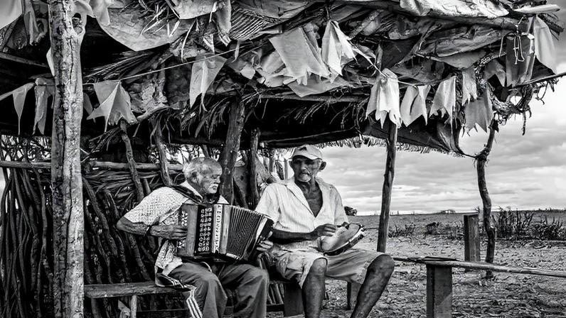 Obra de Magali Maschi no Centro Carioca de Fotografia e escultura de Hugo França na FGV Arte (Foto: Magali Maschi/Divulgação)