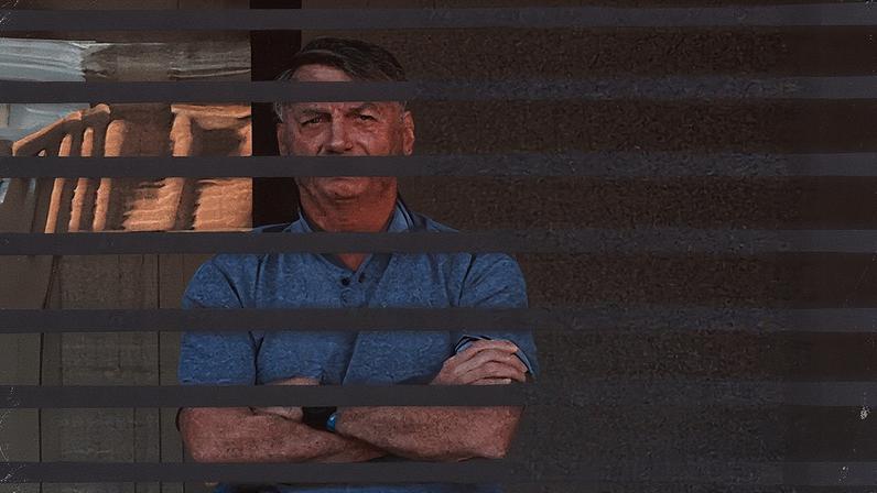Bolsonaro em sua casa, em Brasília, onde cumpre prisão domiciliar (Foto: Cristiano Mariz/Brasília)