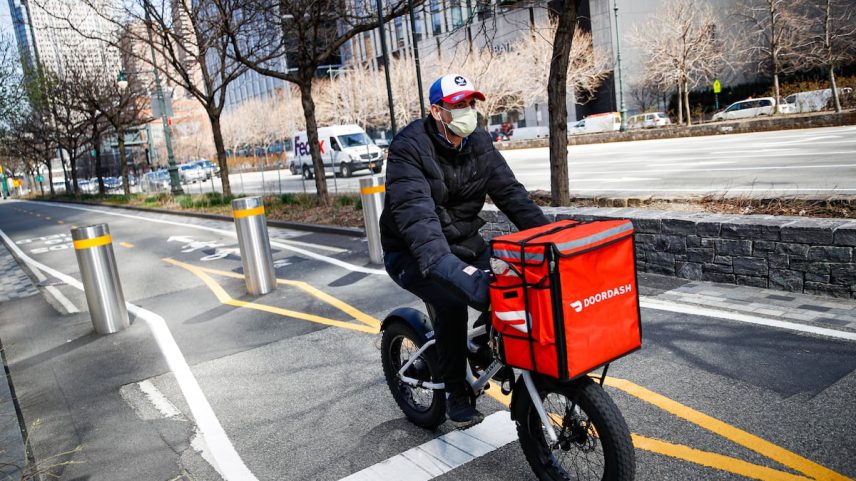 Um repartido na autopista West Side Highway de Nova York. (Foto: John Minchillo/AP)