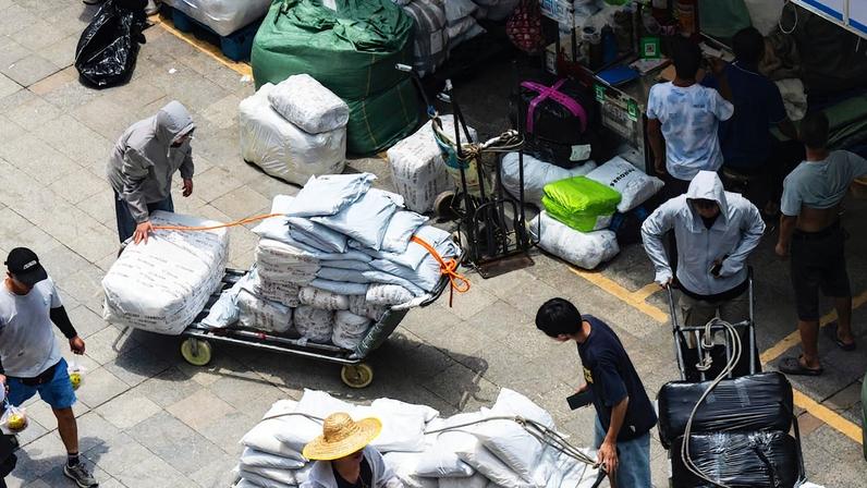 Um mercado de vestuário em Guangzhou, China, 29 de julho de 2025. Embora tarifas ainda mais altas estejam suspensas, o imposto mínimo dos EUA sobre produtos da China é de 30%. (Foto: Qilai Shen/The New York Times)