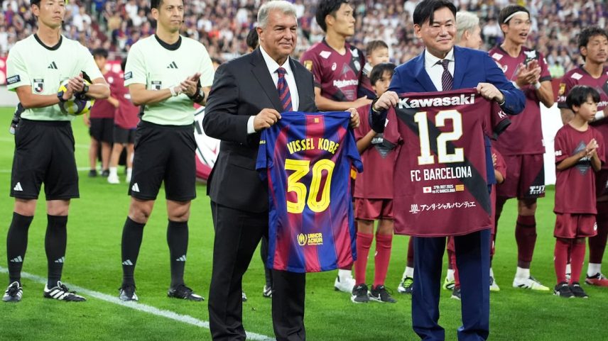 O presidente do Barcelona, Joan Laporta, junto ao presidente da Rakuten, Hiroshi Mikitani, antes do jogo entre o clube azul-grana e o Vissel Kobe. (Foto: Koji Watanabe/Getty Images)
