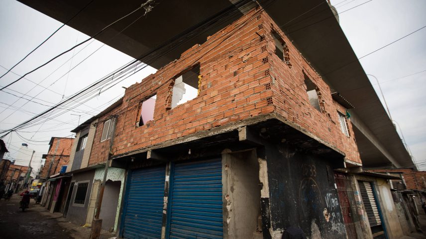 Casas começam a ser demolidas na favela da Kampala, na Penha, zona leste de São Paulo (Foto: Zanone Fraissat/Folhapress)
