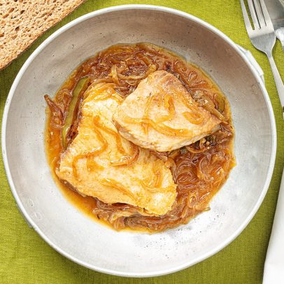 Bonito encebollado se destaca como prato tradicional da temporada atual
