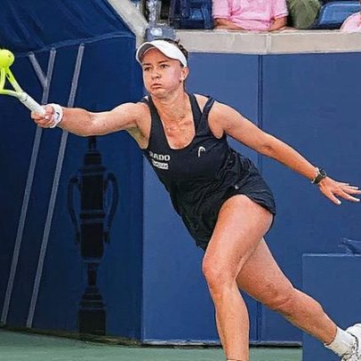 Krejcikova supera 8 match points e avança para as quartas de final do torneio