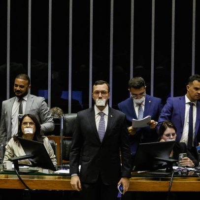 Bolsonaristas promovem motim na Câmara com protesto de 30 horas em memes