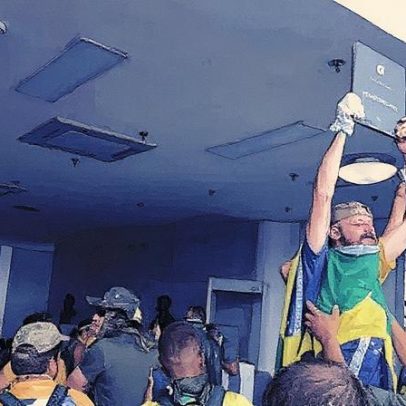 Homem que roubou réplica da Constituição é condenado a 17 anos de prisão