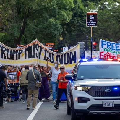 Manifestantes protestam em D.C. contra ações de Trump e operação anti-sem-teto