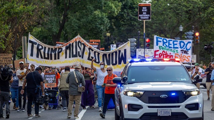 Manifestantes se reúnem em Dupont Circle, em Washington, D.C., contra mobilização de forças federais na capital dos EUA por Donald Trump. 11/08/2025 (Foto: Tasos Katopodis/Getty Images)