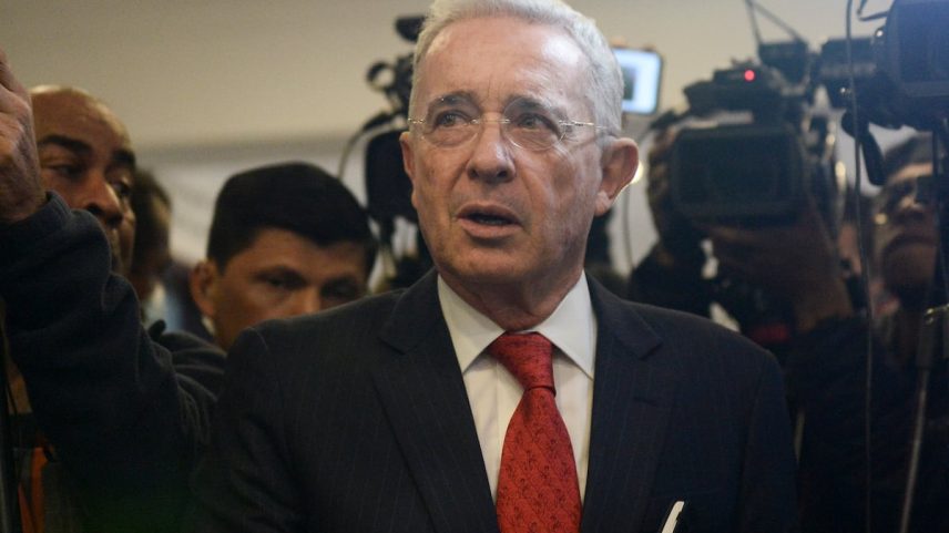 Álvaro Uribe em Bogotá, em 2022. (Foto: Lina Gasca/AP)