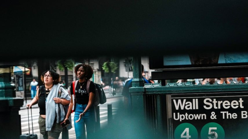 Viandantes junto à estação de metrô de Wall Street, em Nova York. (Foto: Eduardo Munoz/REUTERS)