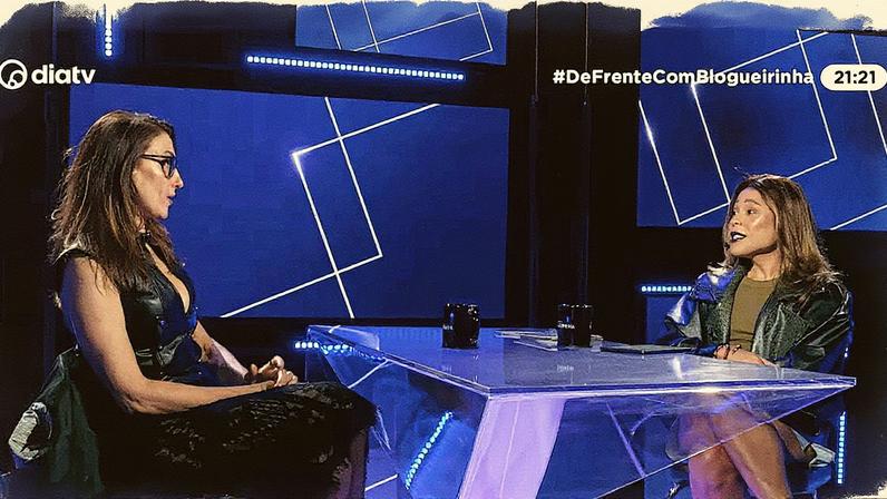 Paola Carosella e Blogueirinha durante entrevista ao vivo no programa 'De Frente com Blogueirinha', na última segunda-feira, 18 (Foto: @Blogueirinha via YouTube)