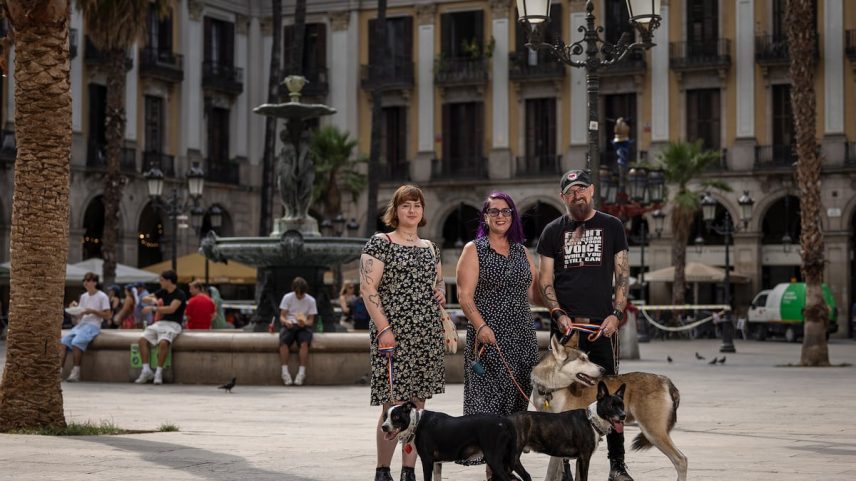 A família Gorman, da esquerda para a direita, Frankie, Chrys e Benjamin, junto com seus cães Merry, Havoc e Pippin, na Praça Real de Barcelona. (Foto: ALBERT GARCIA)
