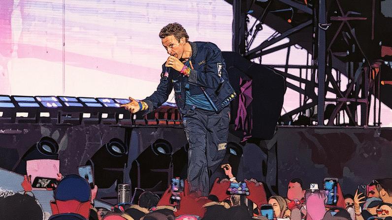Chris Martin, do Coldplay, reforçou o momento do beijo na câmera durante um show em Hull, Inglaterra, na segunda-feira (8 de agosto). (Foto: Reprodução)