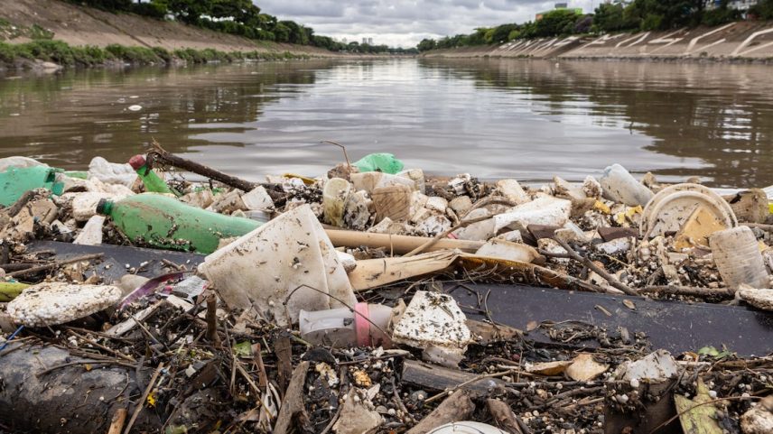 Apesar dos investimentos em despoluição, os rios Tietê e Pinheiros continuam com classificações de ruim e péssimo, respectivamente, em 2025. Foto que mostra lixos sólidos no Tietê foi tirada em março deste ano. (Foto: Daniel Teixeira/Estadão)