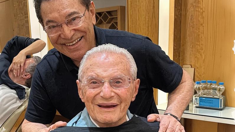 Cabeleireiro famoso por cuidar de Silvio Santos, Jassa posta ao lado de Maluf, com 93 anos (Foto: Reprodução/Instagram)