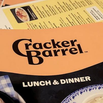 Cracker Barrel admite falhas em novo logo e promete melhorias na rebranding