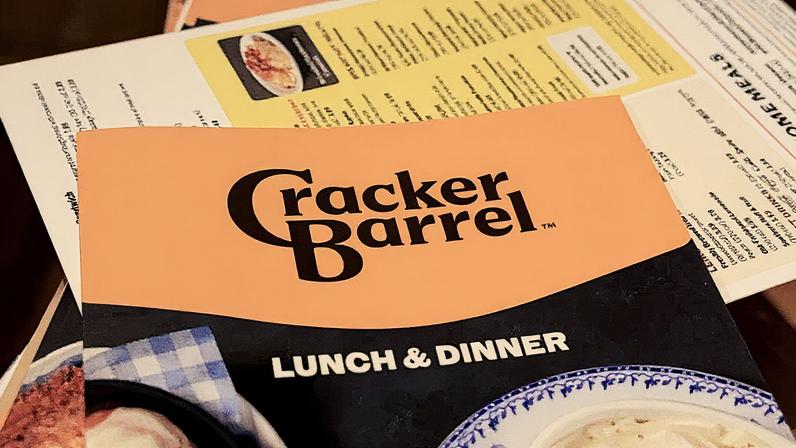 O novo logo do Cracker Barrel é visto em um menu dentro do restaurante em 21 de agosto de 2025 em Pembroke Pines, Flórida. (Foto: Joe Raedle | Getty Images)
