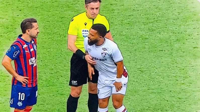 Samuel Xavier sai do campo após lesão no início do jogo entre Fluminense e Bahia (Foto: Reprodução)