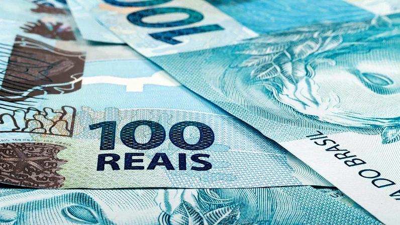 Cédulas de reais (R$) dispostas sobre uma superfície (Foto: Reprodução)