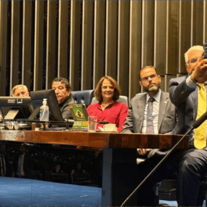Oposição invade plenário do Senado e promete obstruir votações futuras