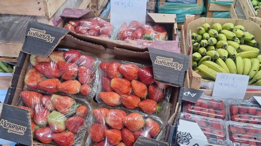 Caixa de morangos a R$ 40 na Ceagesp. Segundo a vendedora, o preço era de R$ 28 duas semanas antes (Foto: Gabriela Cecchin/Folhapress)