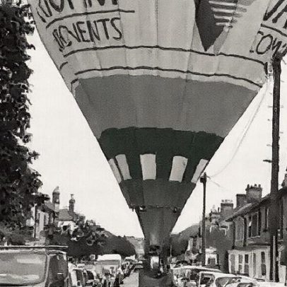 Balão faz pouso inesperado em rua movimentada na Inglaterra e evita acidente
