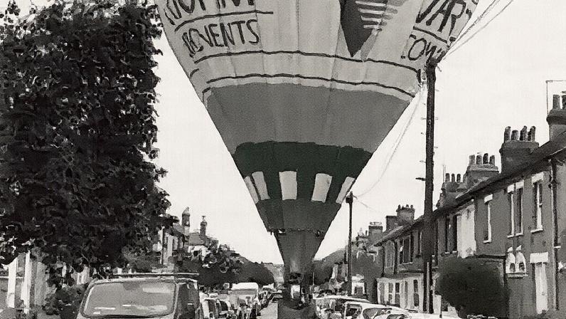 Piloto pousa balão em rua na Inglaterra (Foto: Reprodução/X)