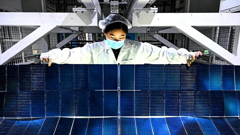 Trabalhador produz módulos fotovoltaicos para painéis solares em fábrica em Suqian, na província de Jiangsu, China (Foto: Reprodução)