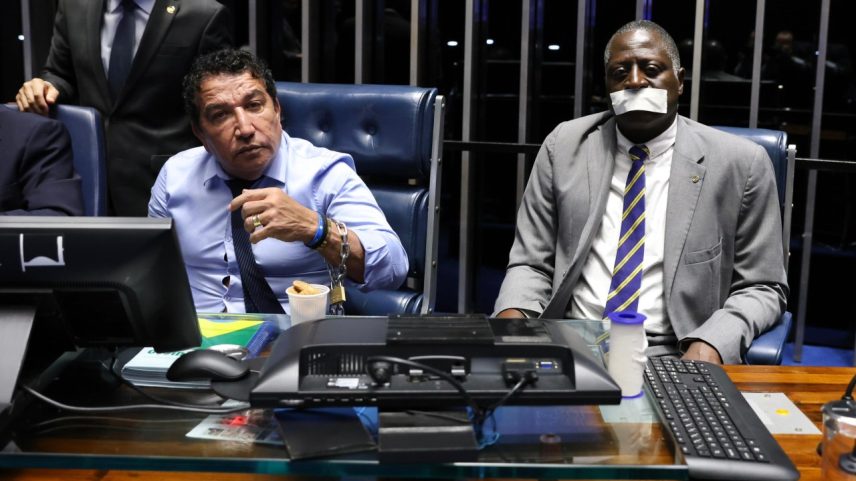 Magno Malta se acorrenta no plenário do Senado em protesto (Foto: Divulgação)