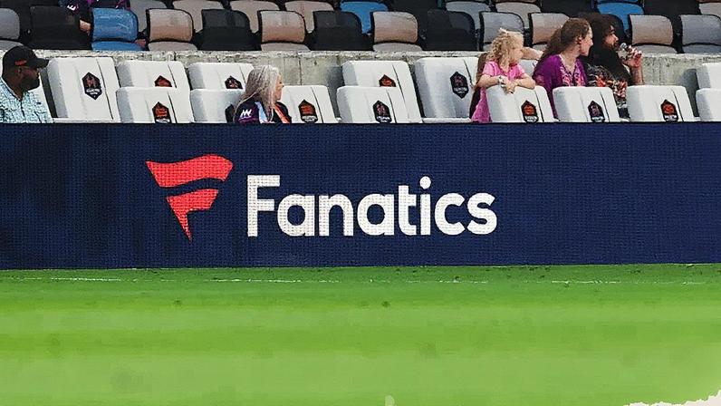 Uma propaganda da Fanatics no painel lateral durante a partida da NWSL entre Houston Dash e Washington Spirit no Shell Energy Stadium em 14 de março de 2025, em Houston, Texas. (Foto: Aaron M. Sprecher | Getty Images Sport | Getty Images)