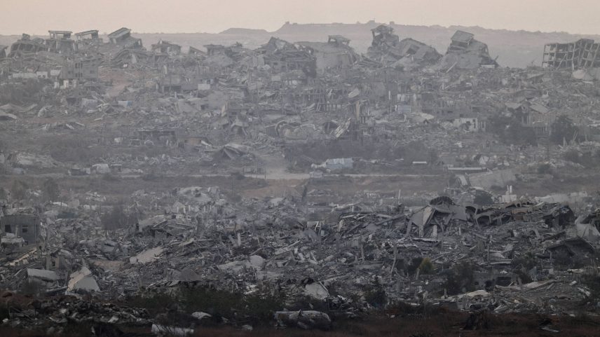 Prédios em ruínas no norte de Gaza, perto da fronteira com Israel (Foto: Amir Cohen - 13.ago.2025/Reuters)